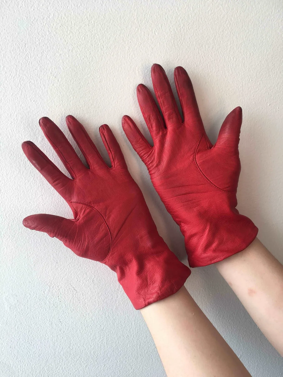 Aris Vintage Gloves: Accentuate Your Elegance with Sustainable Fashion